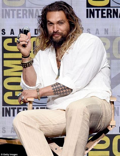 Jason Mamoa Smashes A Chair At Comic Con Daily Mail Online