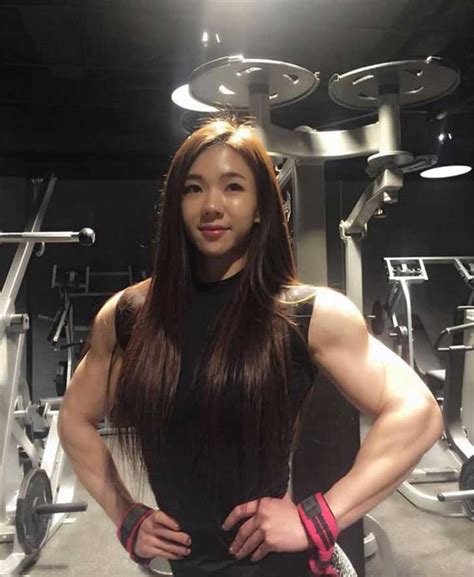 Chica Asiática Deslumbra Con Su Increíbles Atributos Tiene El Cuerpo