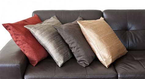 Throw pillow combination ideas these pillow combinations for brown couch will instantly make your space feel comfy and cozy. How to Choose Throw Pillows for Your Brown Couch - Homenish