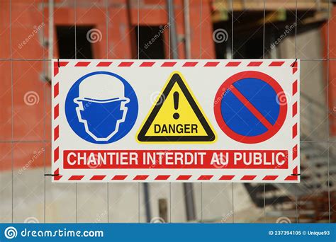 Affichage D Un Panneau De Chantier Interdit Au Public Image Stock