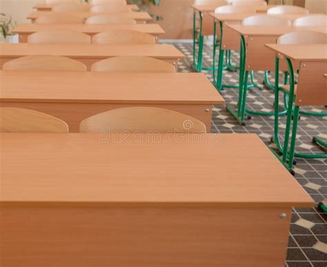 Interior De La Sala De Clase Vaca Con Las Sillas Y Los Escritorios En