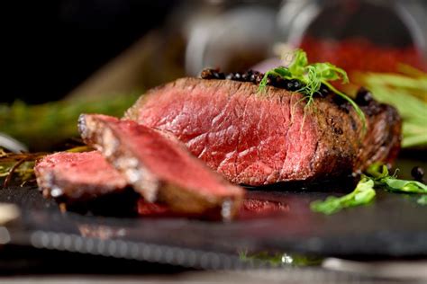 Rare adalah tingkat kematangan steak dagingyang paling rendah. Catat, Ini 5 Tingkat Kematangan Steak yang Mantap