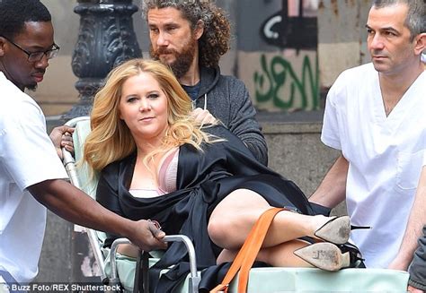 Amy Schumer Strikes A Sexy Pose For Vanity Fair Photoshoot Daily Mail Online