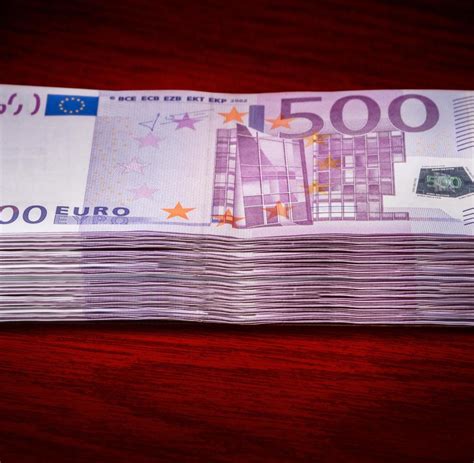Der 500 euro schein wurde ja abgeschafft, existiert aber noch im umlauf aber soweit ich weiß wird der nicht mehr rausgegeben. 500 Euro Scheine / Cashbricks 100 X 500 Euro Spielgeld ...