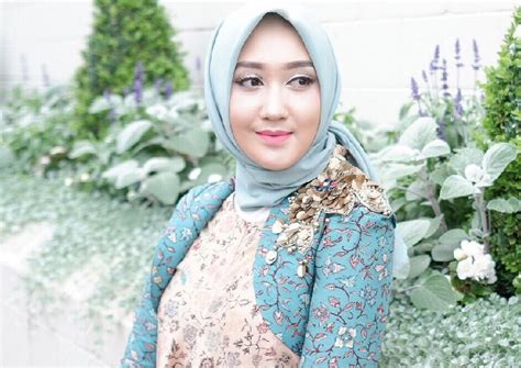 4 Inspirasi Padu Padan Batik Dan Hijab Ala Selebriti Tanah Air
