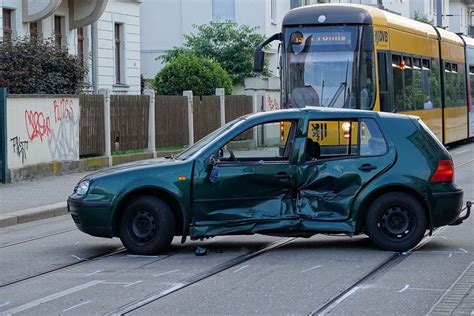 Unfall Dresden Mickten Straßenbahn übersehen VW kracht in Tram