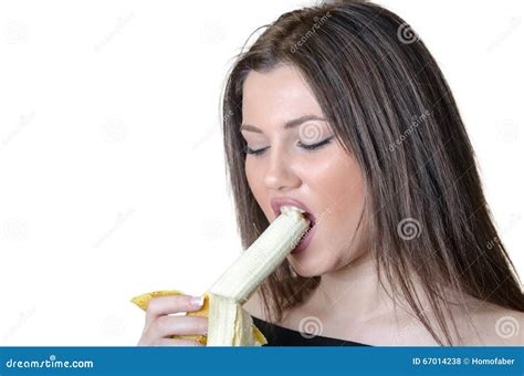 señora morena linda comiendo un plátano pelado foto de archivo imagen de mano comestible