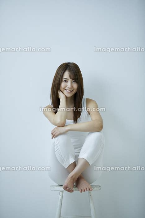 椅子に座る日本人女性の写真素材 129316225 イメージマート