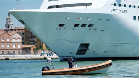 Tourists Injured In Venice Cruise Ship Crash News Dw 02062019
