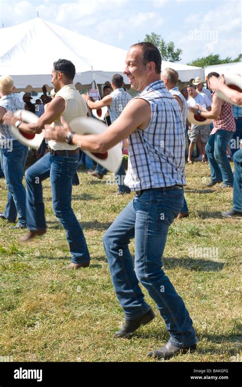 Gay Männer Durchführung Linie Tanzen Beim Rodeo Stockfotografie Alamy
