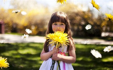 Cute Little Girl With Flowers Images And Pictures Becuo