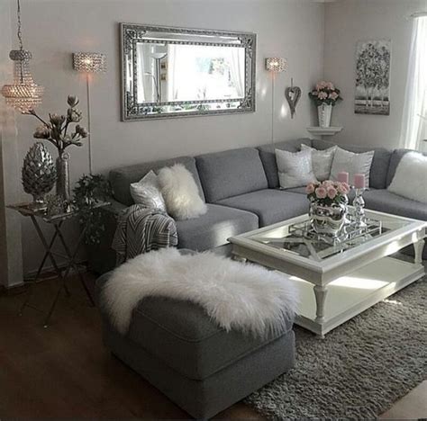 Mueblo tipo l con grandes espejos y cortinas que hacen juego con los cojines y la alfombra. DECORACION PARA TU SALA EN COLOR GRIS, BLANCO Y PLATEADO ...