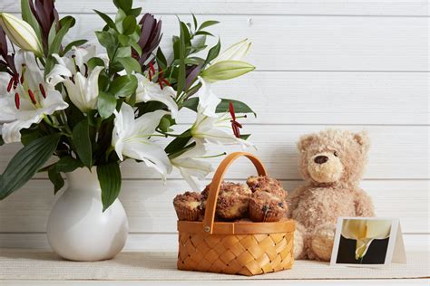 Gourmet gift baskets, pears & fruits, chocolates & sweets Tips on Giving a Sympathy Gift to a Grieving Friend