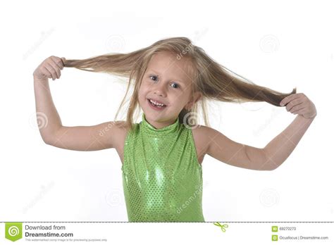 Petite Fille Mignonne Tirant Les Cheveux Blonds Aux Parties Du Corps