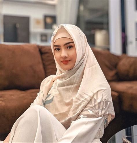 Berbalut Hijab 10 Potret Selebgram Anya Geraldine Yang Curi Perhatian