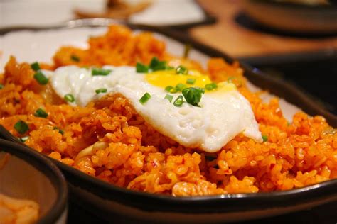 Perpaduan rasa kimchi yang khas serta berbagai bumbu membuat nasi goreng khas korea ini sangat enak. Resep Nasi Goreng Kimchi by Madam Kopi Oh - Sinolin