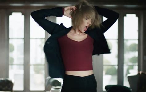 Taylor Swift Lip Syncs To The Darkness In Latest Apple Music Commercial