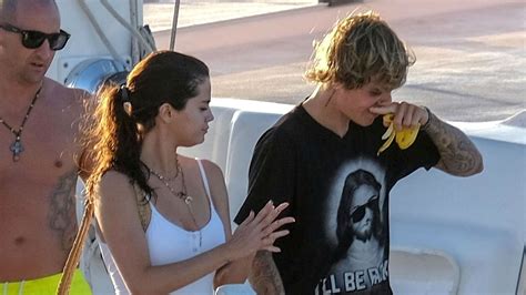 selena gomez y justin bieber hicieron un paseo muy espiritual en yate fotos telemundo