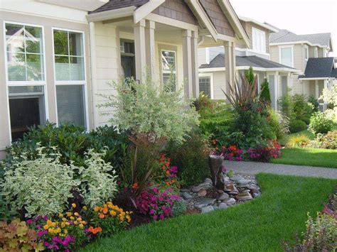 The appearance of the raised ranch home can be improve with the help of some creative landscaping ideas that viburnum is a reliable shrub for this type of use, as well as holly and boxwood. Home Landscaping Ideas To Inspire Your Own Curbside Appeal Ranch Style For Front Yard - NicelyDorm