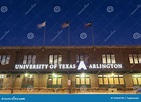Universidad Del Edificio De Texas Arlington En La Noche Imagen de ...