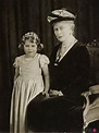 La Reina María de Teck con su nieta, la futura Reina Isabel II - La ...