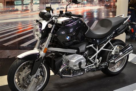 Bmw's bekannter 1200 cm³ boxermotor befeuert souverän auch die r 1200 rt. 2012 BMW R1200R Classic - Moto.ZombDrive.COM