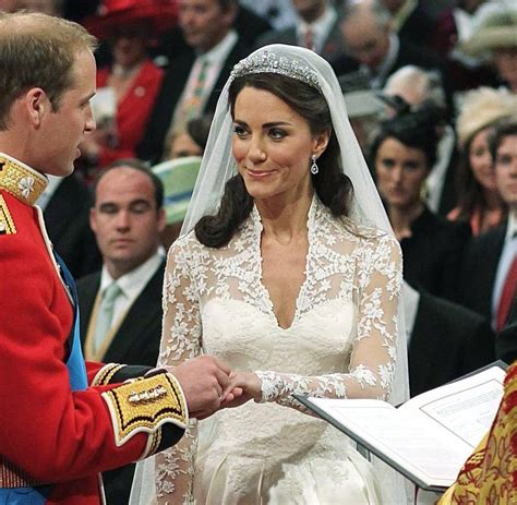 Im berühmten weißen kleid von alexander mcqueen wurde sie hauptsächlich von hinten fotografiert. William und Kate: Ein Triumph aus Geschichte und Emotion ...