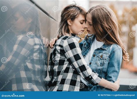 Pares Lesbianos Jovenes Que Abrazan Y Que Se Besan Al Aire Libre Foto