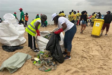 Cerca De 30 Toneladas De Resíduos Foram Retirados Da Praia Amélia Notícias De Angola