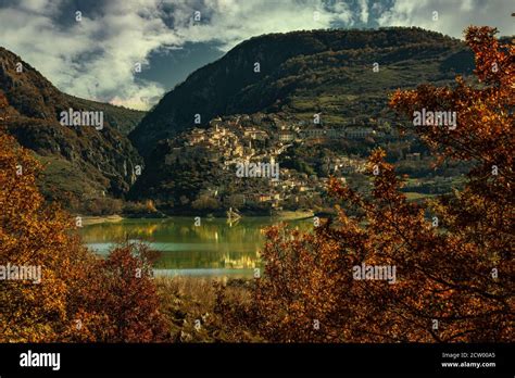 Lago Di Barrea Immagini E Fotografie Stock Ad Alta Risoluzione Alamy