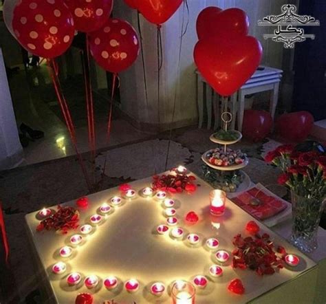 تزیین میز برای تولد عاشقانه با گل و شمع