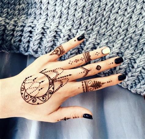 Check out simple henna tattoo on hand. 40 Beautiful and Simple Henna Designs for Hands