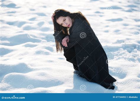 Красивая девушка самостоятельно в поле зимы Стоковое Изображение изображение насчитывающей