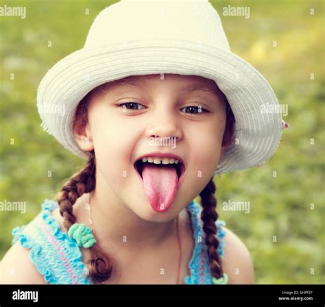 Lustige Kinder Mädchen In Mode Hut Zeigt Die Zunge Mit Humor Gesicht Auf Sommer Hell Grün