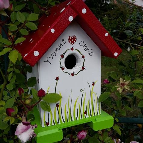 Das hier ist eine bauanleitung für ein fünfeckiges blockbohlenhaus mit zeltdach und etwa 8,5 quadratmetern grundfläche. Ein wunderschönes Vogelhaus liebevoll mit hochwertigen Acrylfarben bemalt.Ein herziger ...