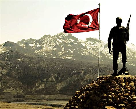 Reyhanlı sınırında nöbet tutan Türk askeri Suriye tarafından açılan
