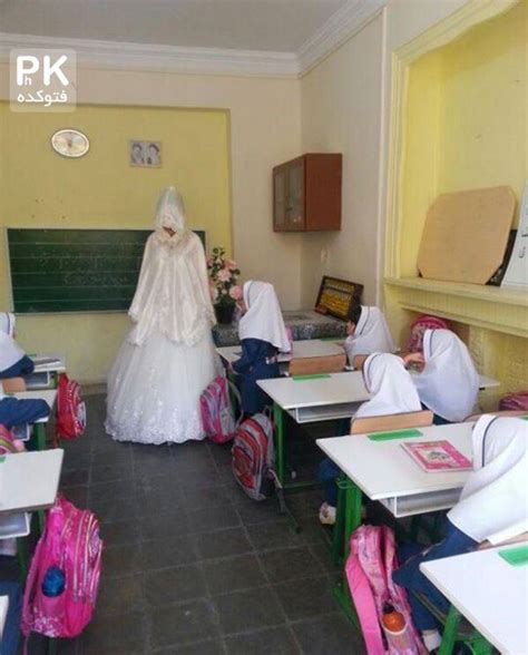 عکس خانم معلم با لباس عروس سرکلاس