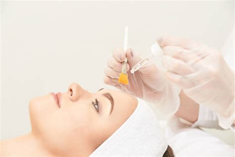 Peeling Químico Facial para erradicar manchas cutáneas - Clínicas AEVO