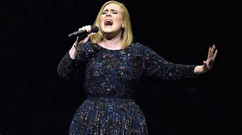 Video Adele Invites Fan To Sing On Stage With Her Unaware She S A