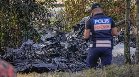 Small Plane Crashes On A Malaysian Highway Killing All 8 People On