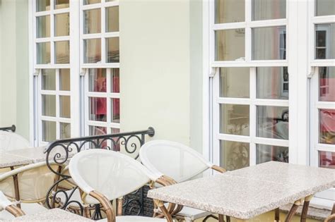 빈 테이블과 의자가 있는 야외 레스토랑 또는 야외 카페 프리미엄 사진