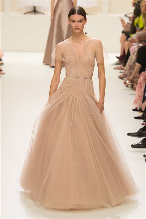 Jun 02, 2019 · f ashion is rarely contained neatly in one decade, and the popular look that dominated womenswear in the 1950s actually emerged in the late 1940s. Abiti Da Sera Dior