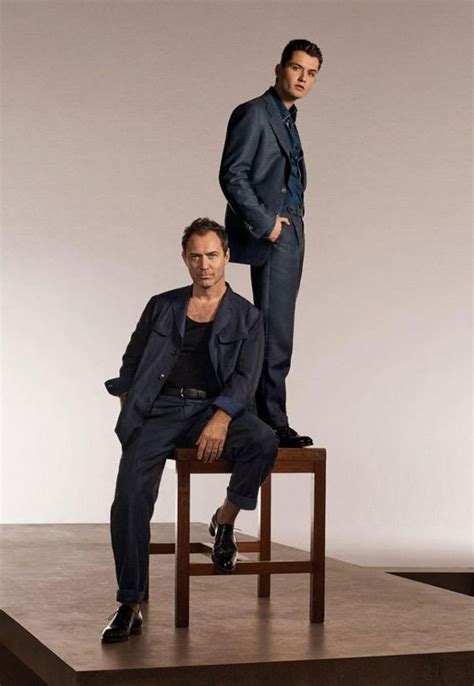 Jude Law y su hijo modelo Rafferty posan juntos en una nueva campaña de