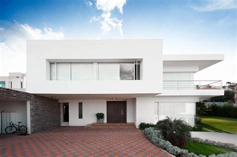 10 White Exterior Ideas For A Bright Modern Home