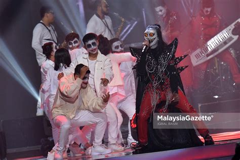 Anugerah juara lagu yang mengangkat martabat komposer, penulis lirik serta penyanyi akan menyaksikan 12 finalis berentap merebut gelaran juara lagu 34. Drama Band minta maaf isu persembahan kontroversi AJL