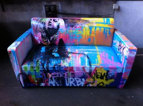 couch in the graffiti graffiti möbel graffiti für die wohnung art furniture