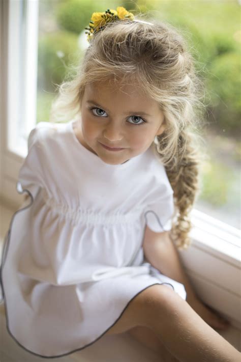 Those Beautiful Big Eyes Dress From Amelie Et Sophie Girls Red Christmas Dress Beautiful