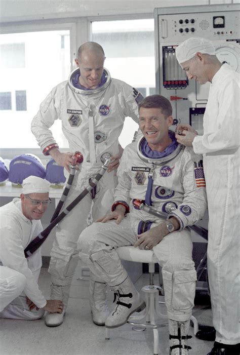 Gemini 6 Trifft Gemini 7 Rendezvous Im All Der Spiegel