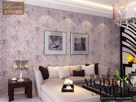 contoh motif wallpaper dinding ungu ruang tamu interior rumah