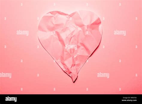 Símbolo Del Corazón Hecha Desde Antiguo Papel Arrugado En Color Rosa